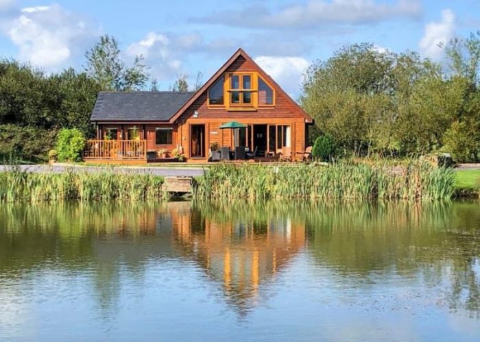 Lodges lakeside tubs lakes londons hoseasons minute burns